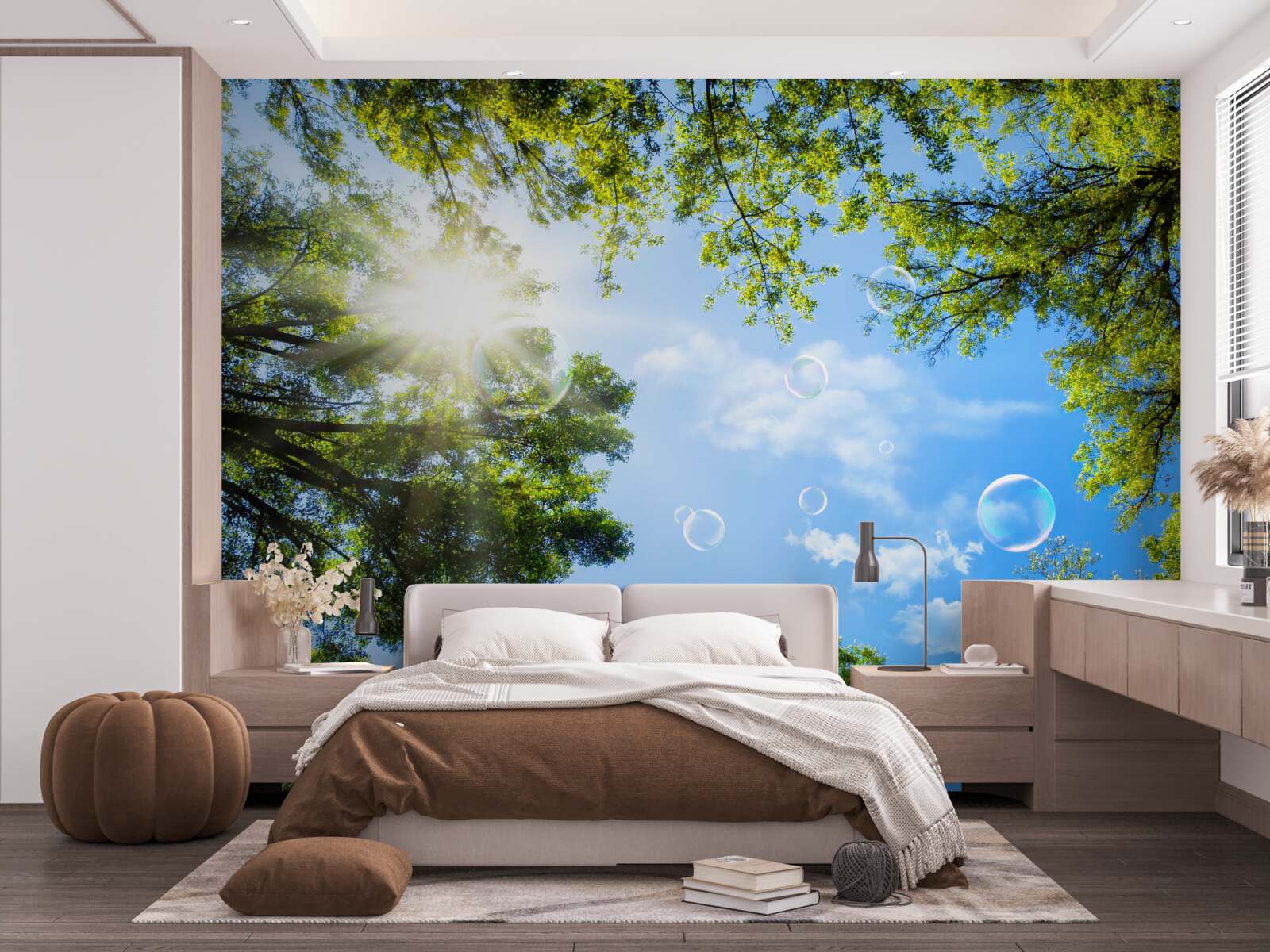 Fotobehang het groene bos wordt verlicht door de felle zonnestralen