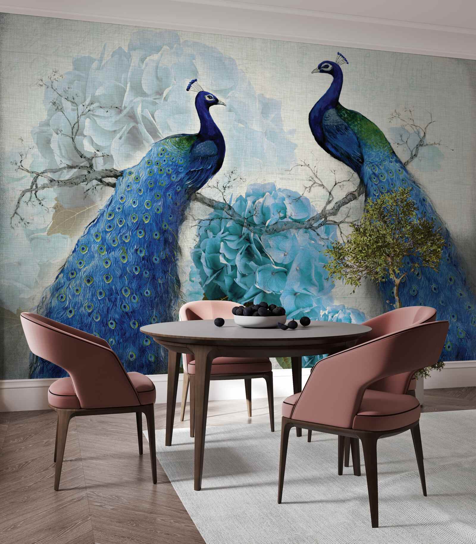 Fotobehang pauwen met blauwe veren op bloemen van dezelfde tint