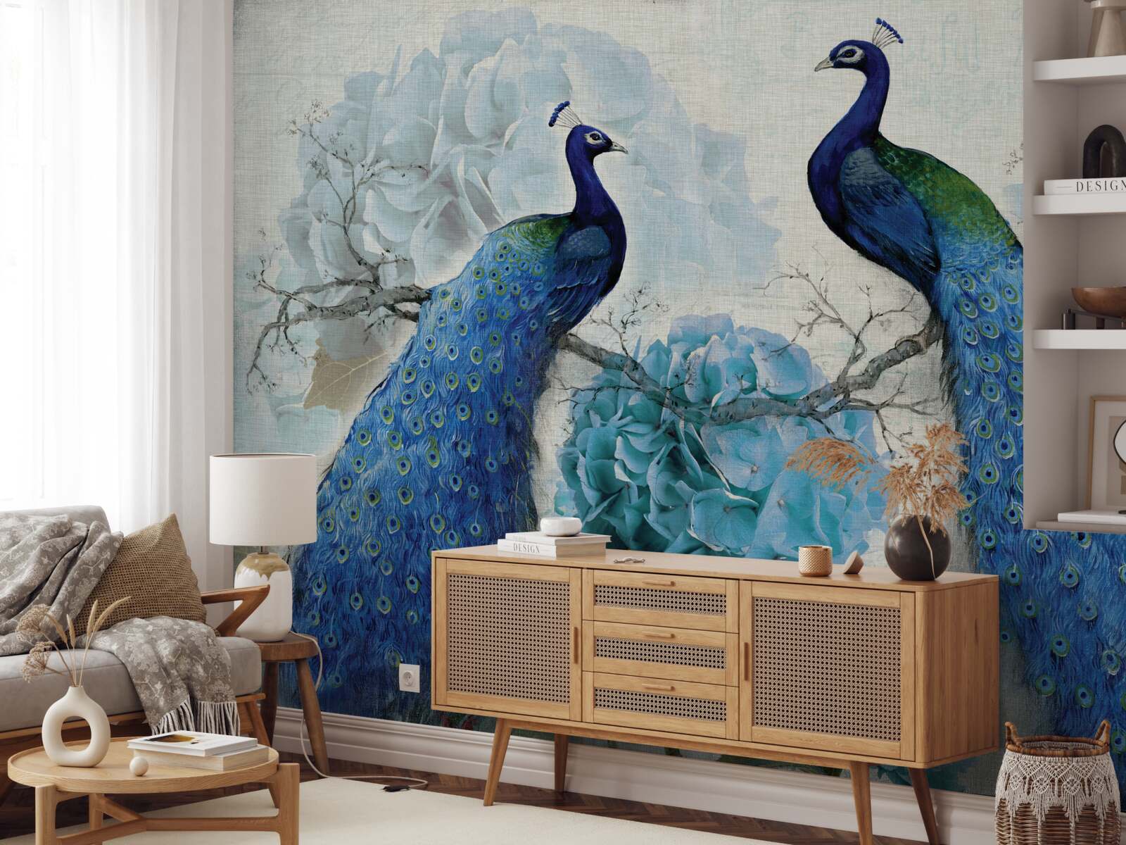 Fotobehang pauwen met blauwe veren op bloemen van dezelfde tint