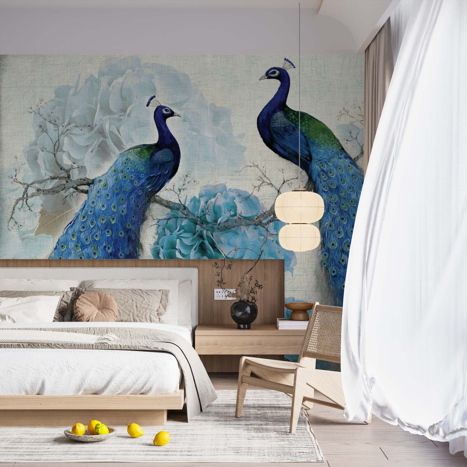 Fotobehang pauwen met blauwe veren op bloemen van dezelfde tint