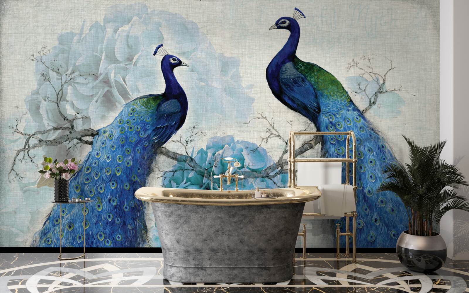 Fotobehang pauwen met blauwe veren op bloemen van dezelfde tint