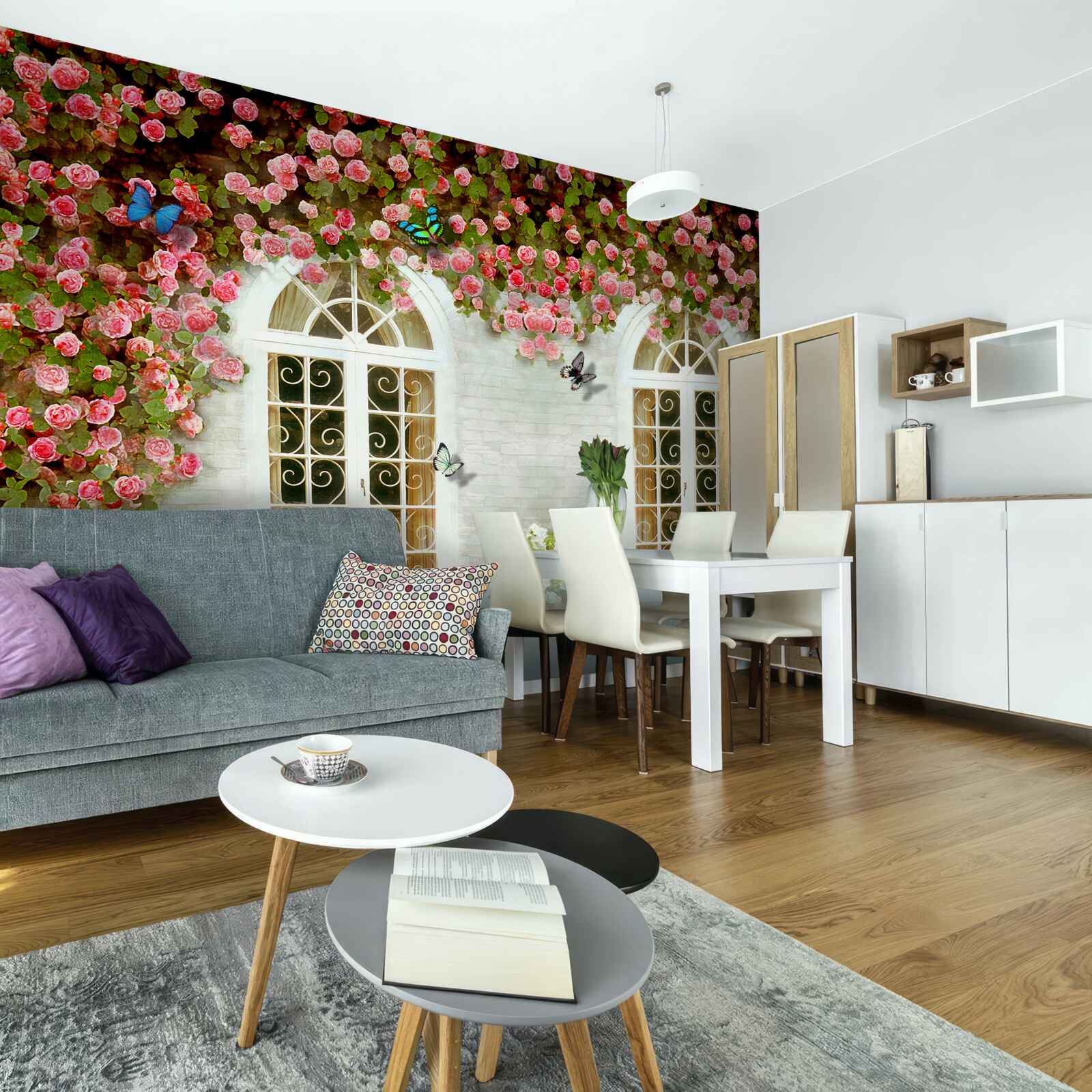 Fotobehang de ramen zijn omringd door bloeiende rozen