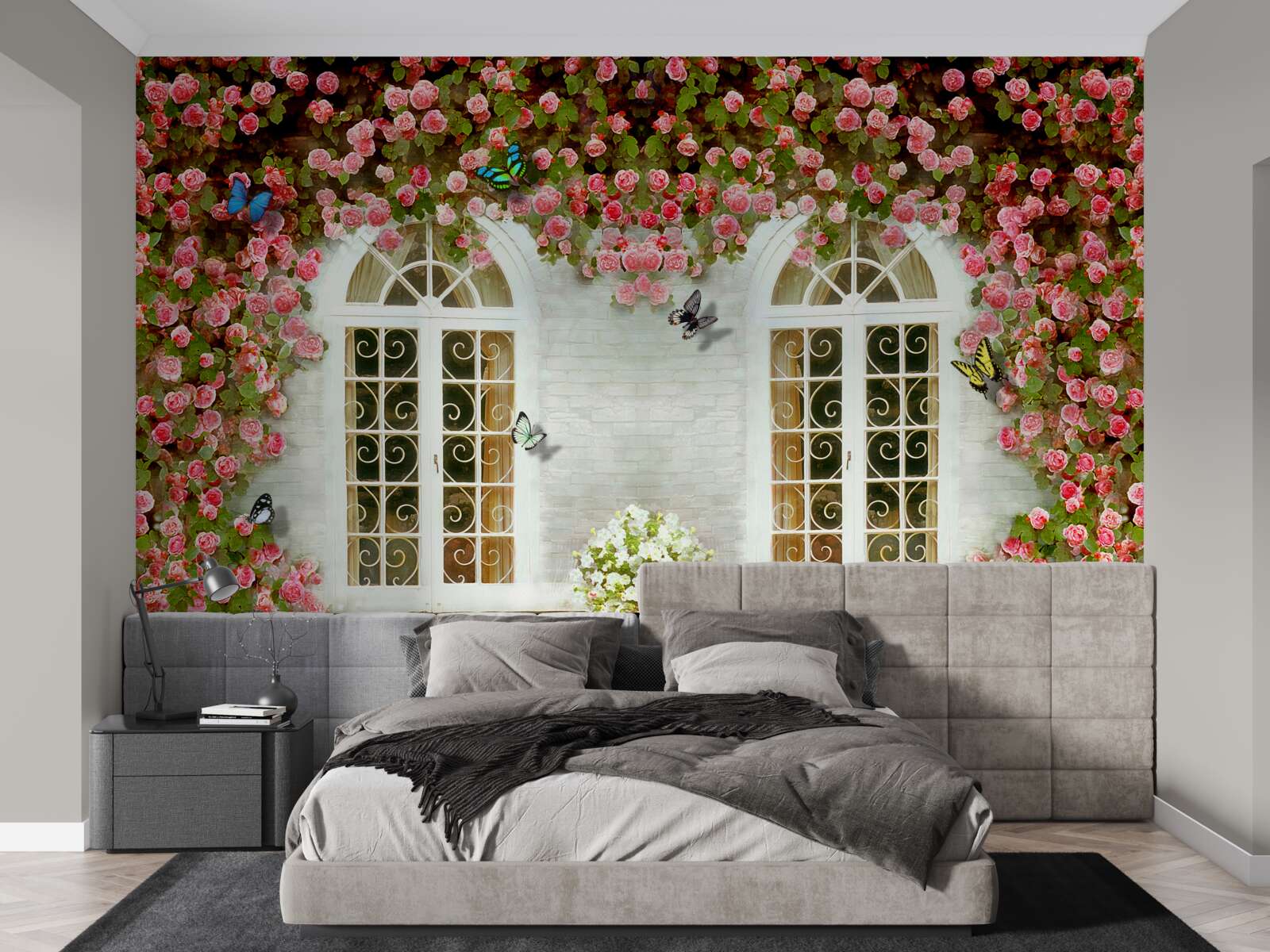 Fotobehang de ramen zijn omringd door bloeiende rozen