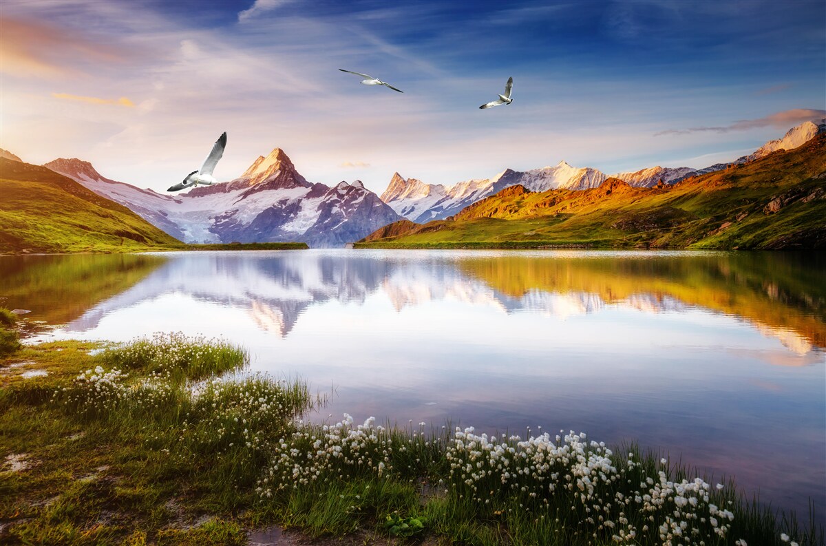 Fotobehang zonsondergang boven een bergrivier
