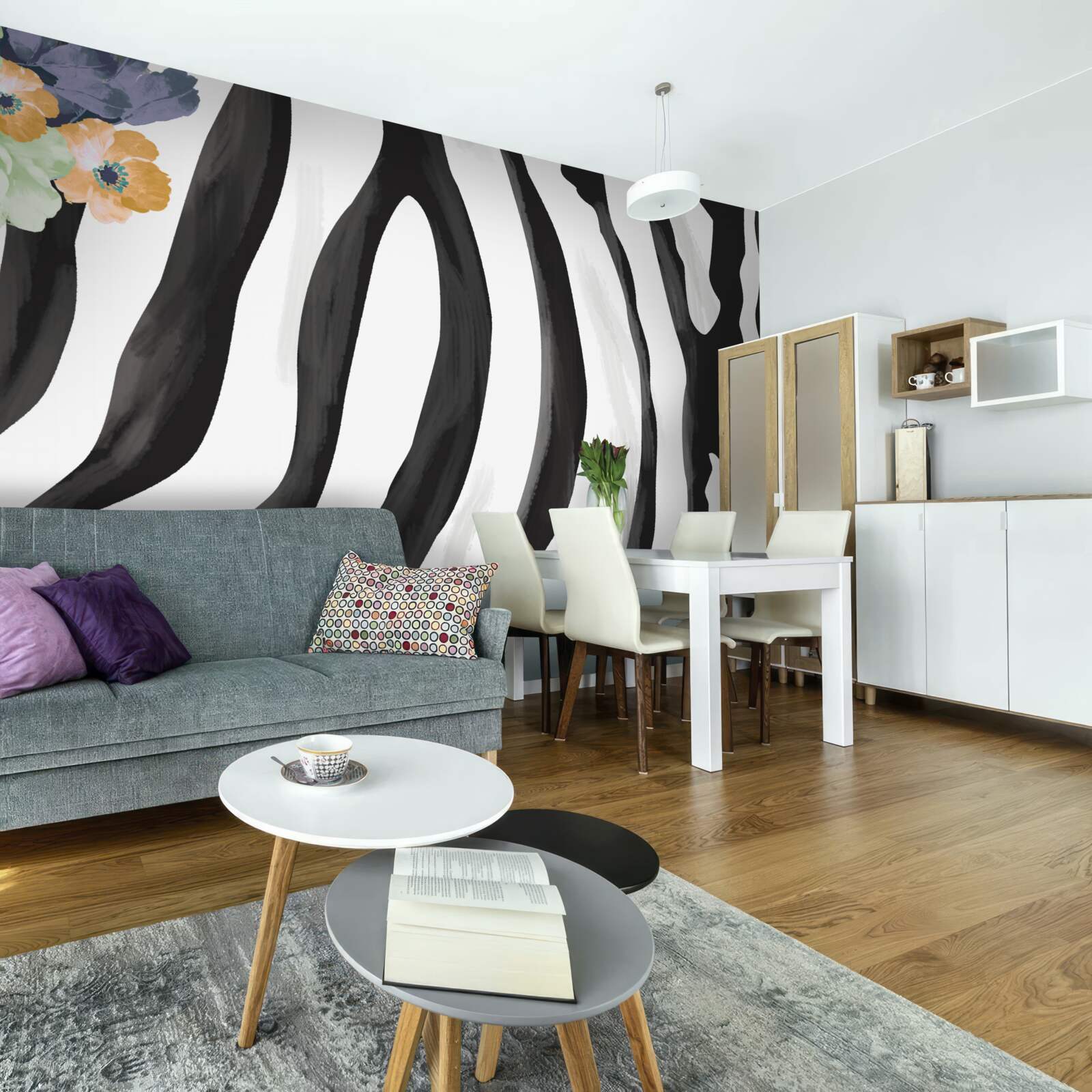 Fotobehang achtergrond met bloemen op een achtergrond van zwarte en witte strepen