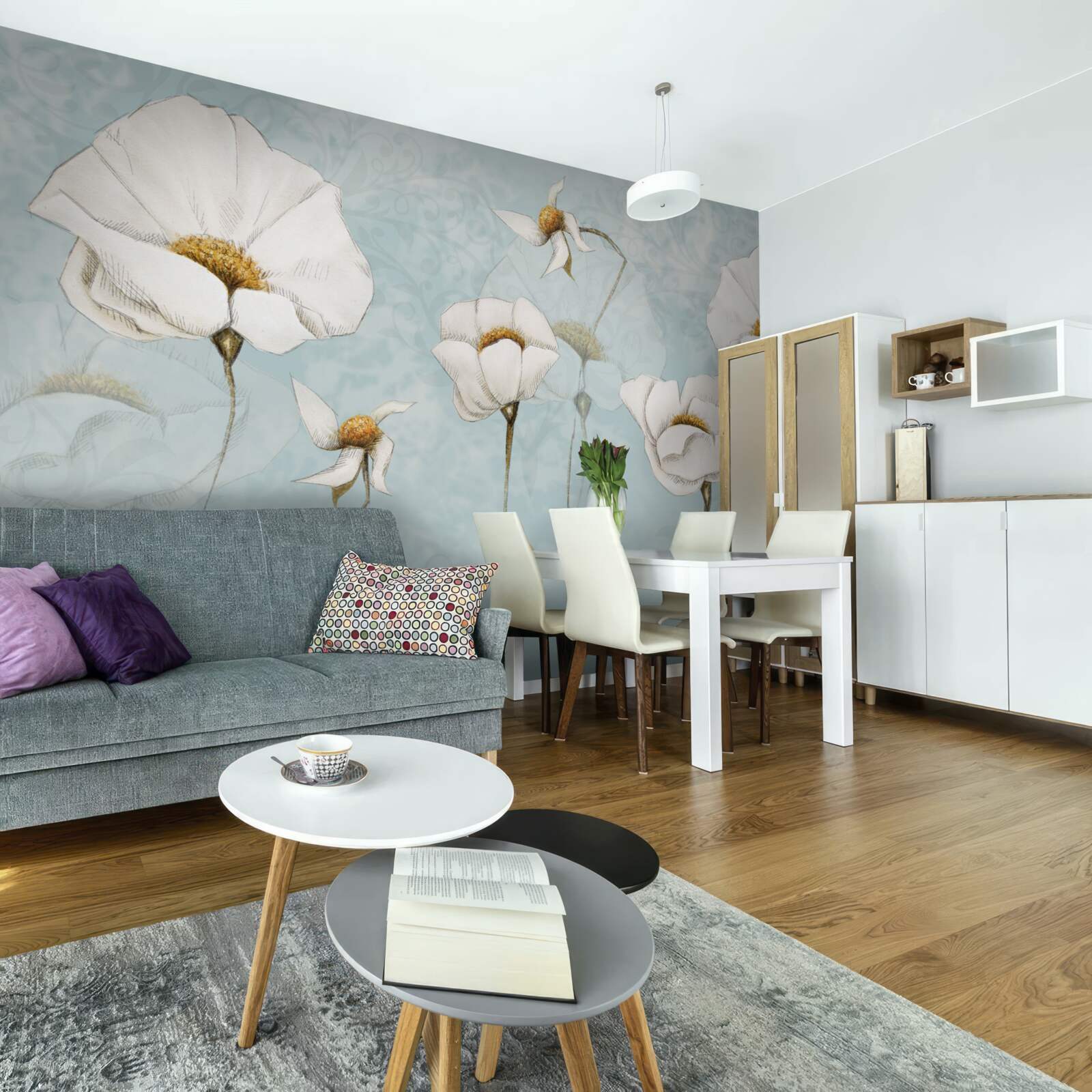 Fotobehang klaprozen zijn sneeuwwit en staan op hoge, tere stammen