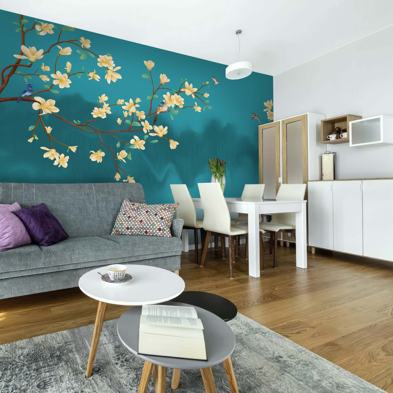 Fotobehang Gele magnolia in volle bloei boven mystiek mistig water