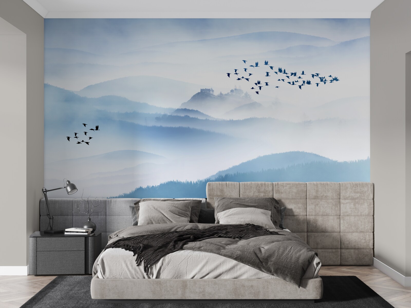 Fotobehang groepjes vogels stijgen op boven de mistige toppen