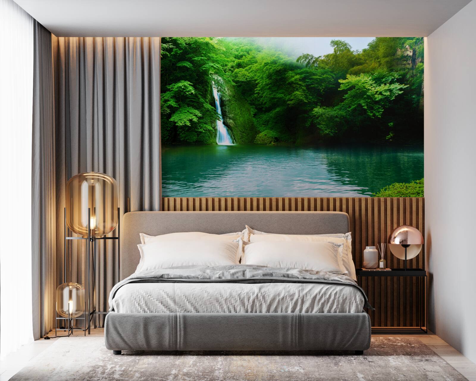 Fotobehang boswaterval die uit een hoge berg stroomt