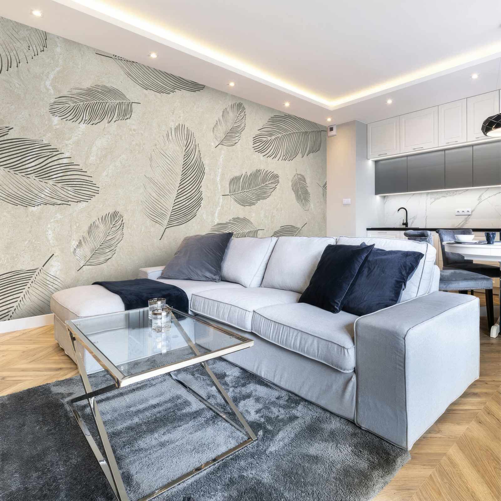 Fotobehang lichte achtergrond versierd met grijze veren