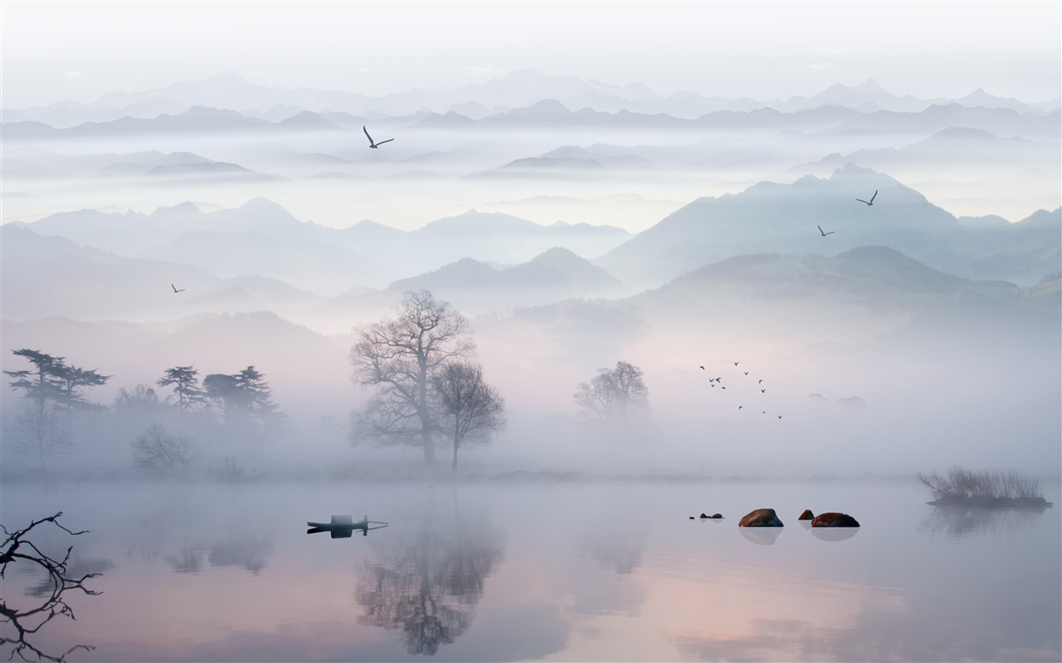 Fotobehang ochtendnevel over het water van het meer