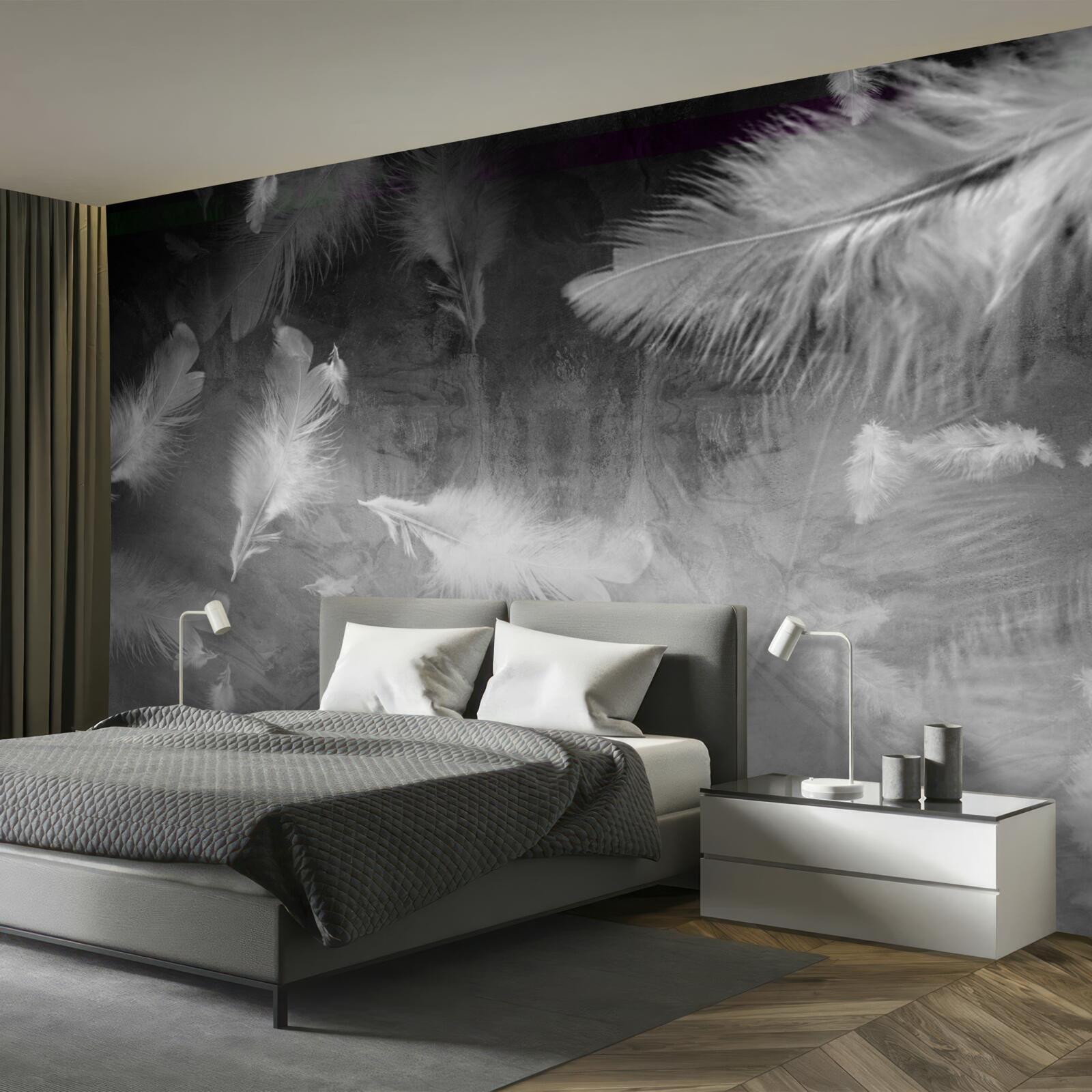 Fotobehang de grijze achtergrond is versierd met witte veren