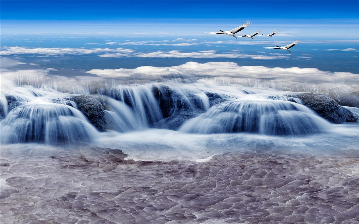 Fotobehang een waterval waar vogels overheen glijden