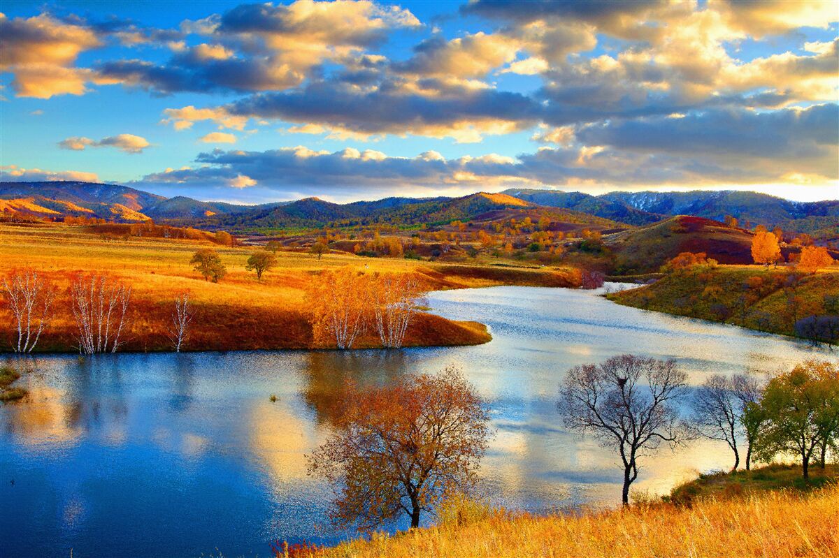 Fotobehang landschap met een meer in de herfst