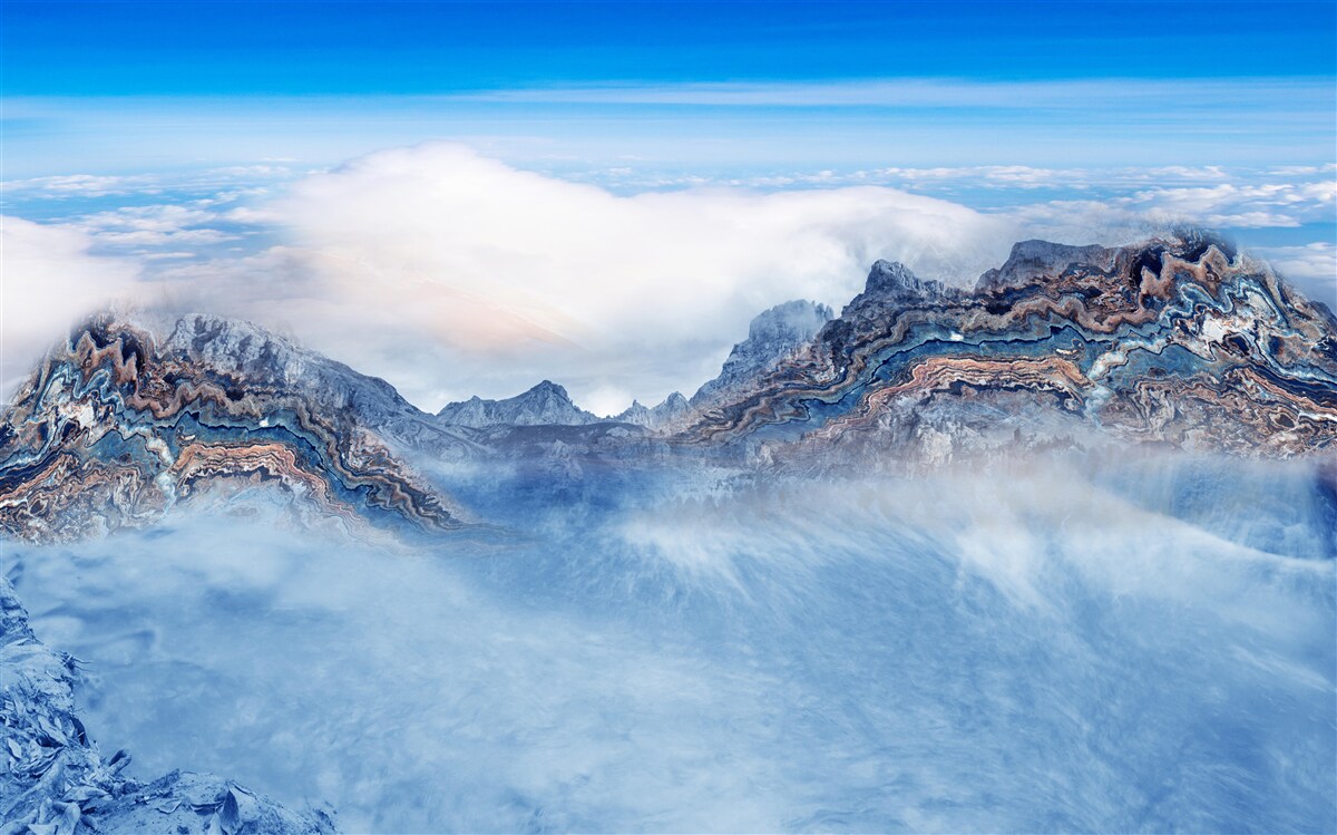 Fotobehang de rotsachtige pieken zijn gehuld in dichte mist