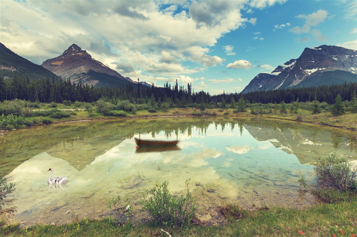 Fotobehang stuwmeer omringd door bergen met rotsachtige toppen
