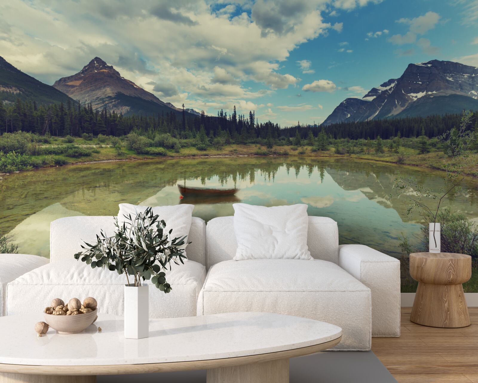 Fotobehang stuwmeer omringd door bergen met rotsachtige toppen