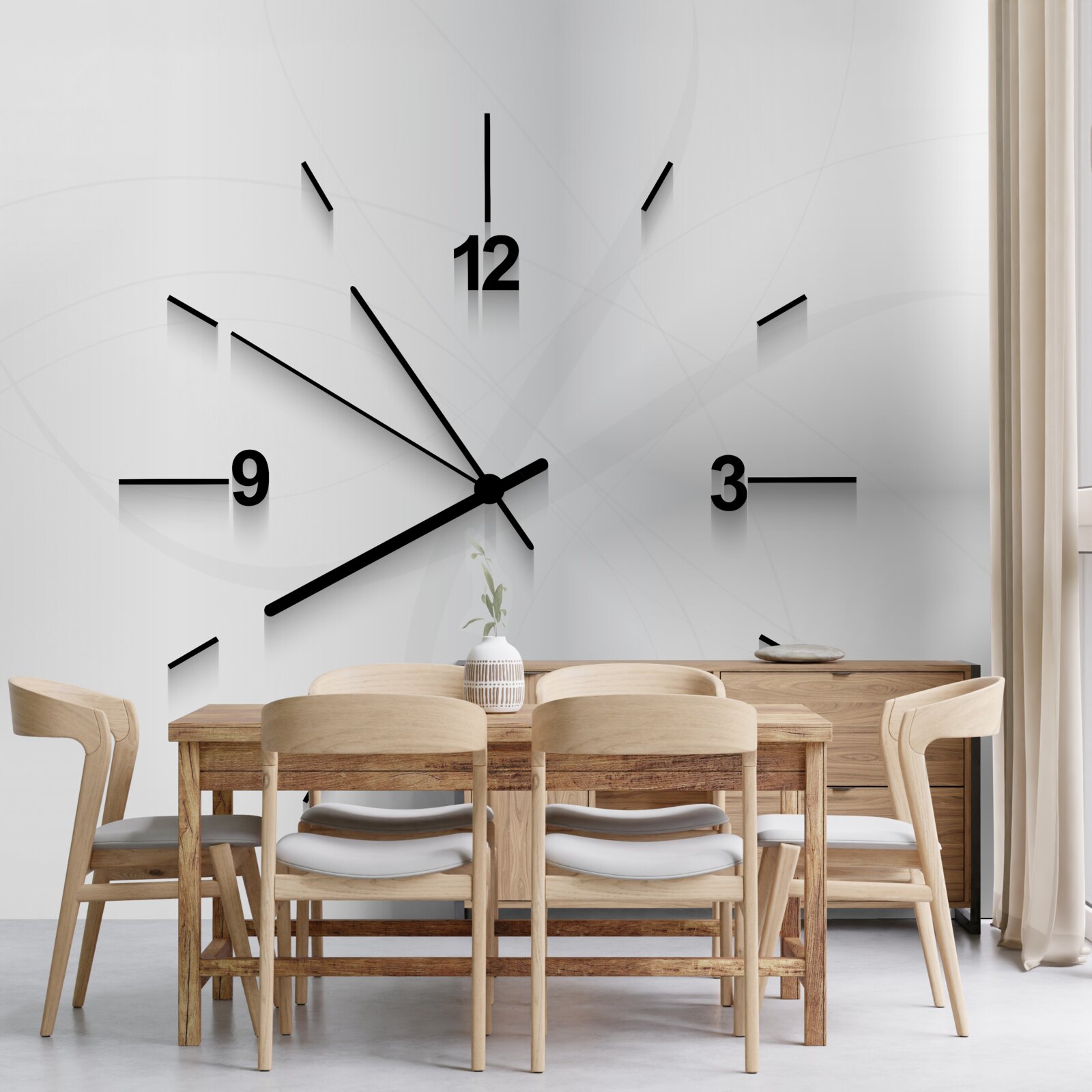 Fotobehang aan de muur hangt een zilveren klok met vier cijfers