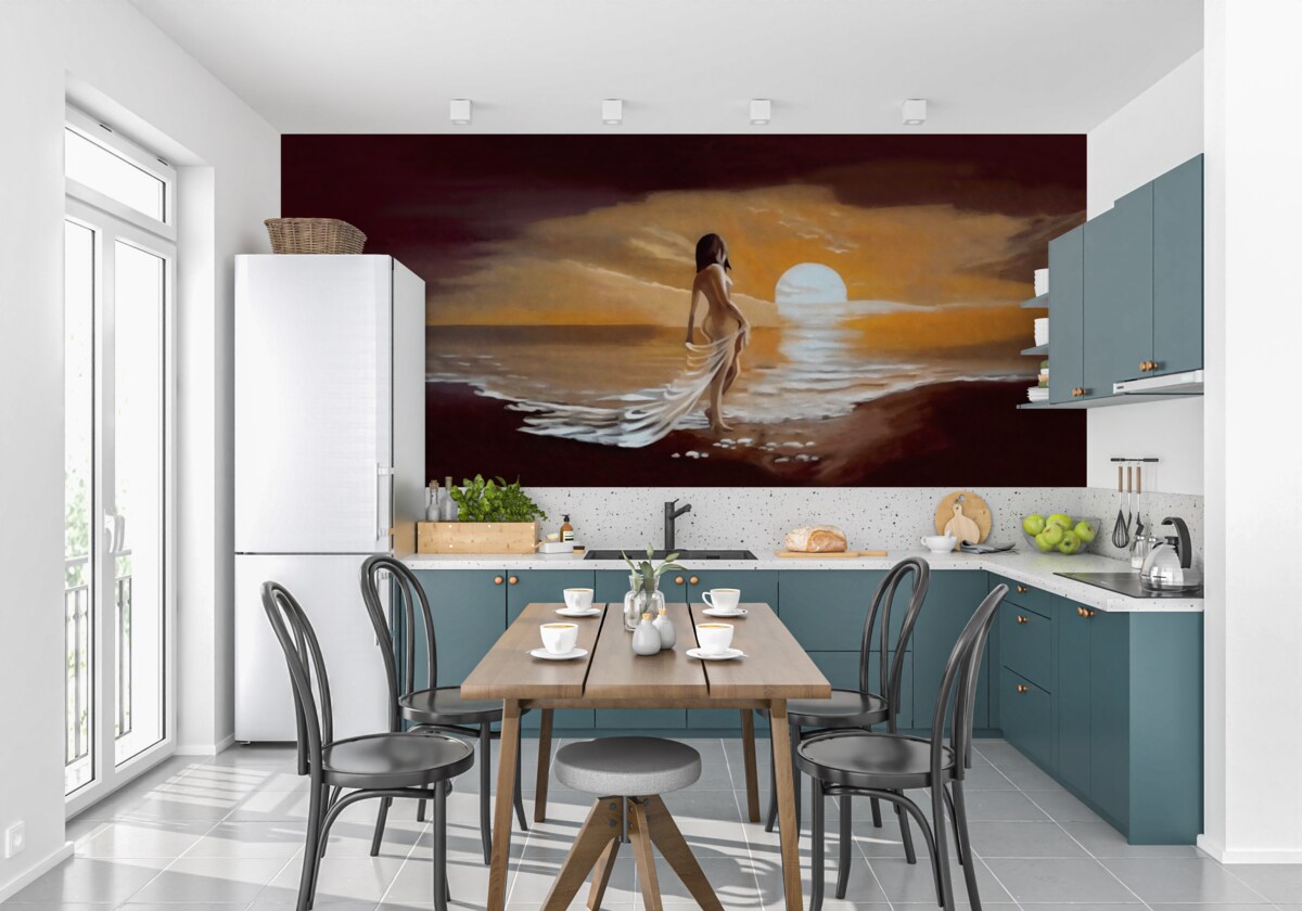 Fotobehang meisje kijkt naar zonsondergang boven de kust