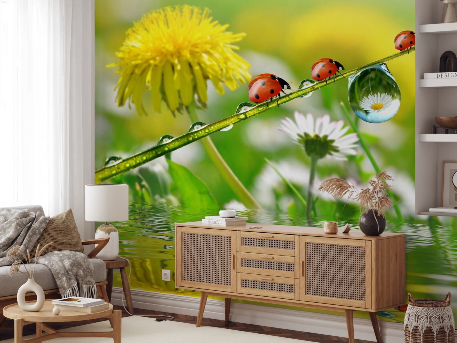 Fotobehang lieveheersbeestje en paardenbloem na een storm