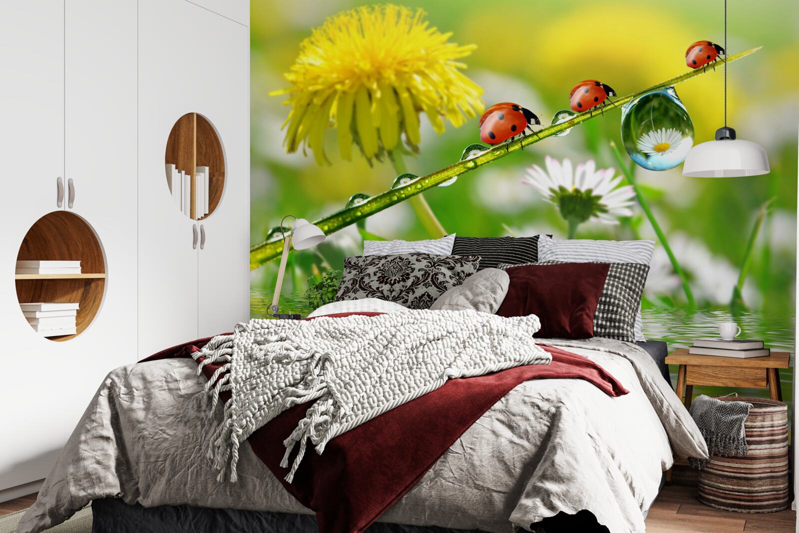 Fotobehang lieveheersbeestje en paardenbloem na een storm