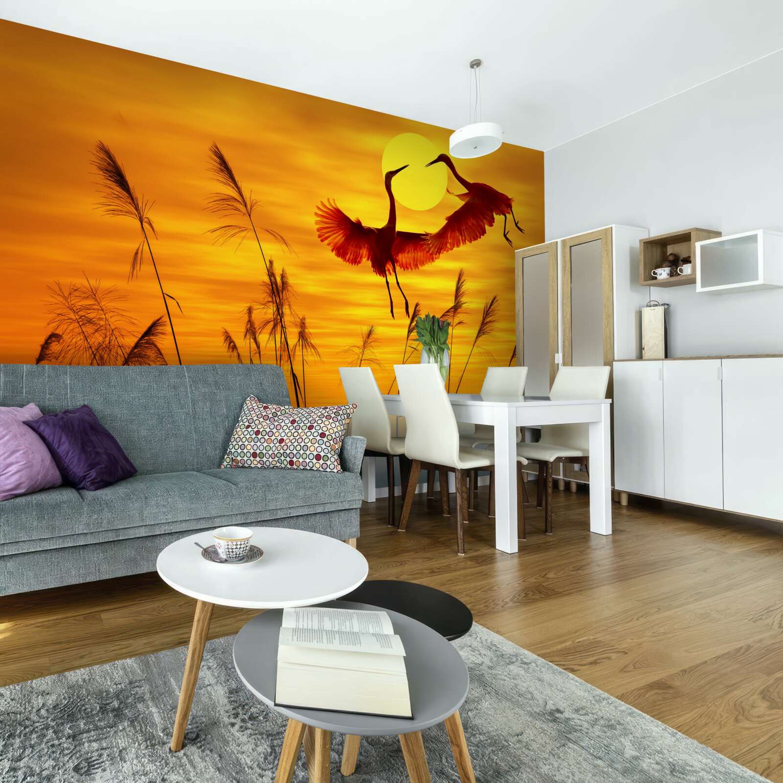 Fotobehang zonsondergang wordt vergezeld door een zwerm kraanvogels