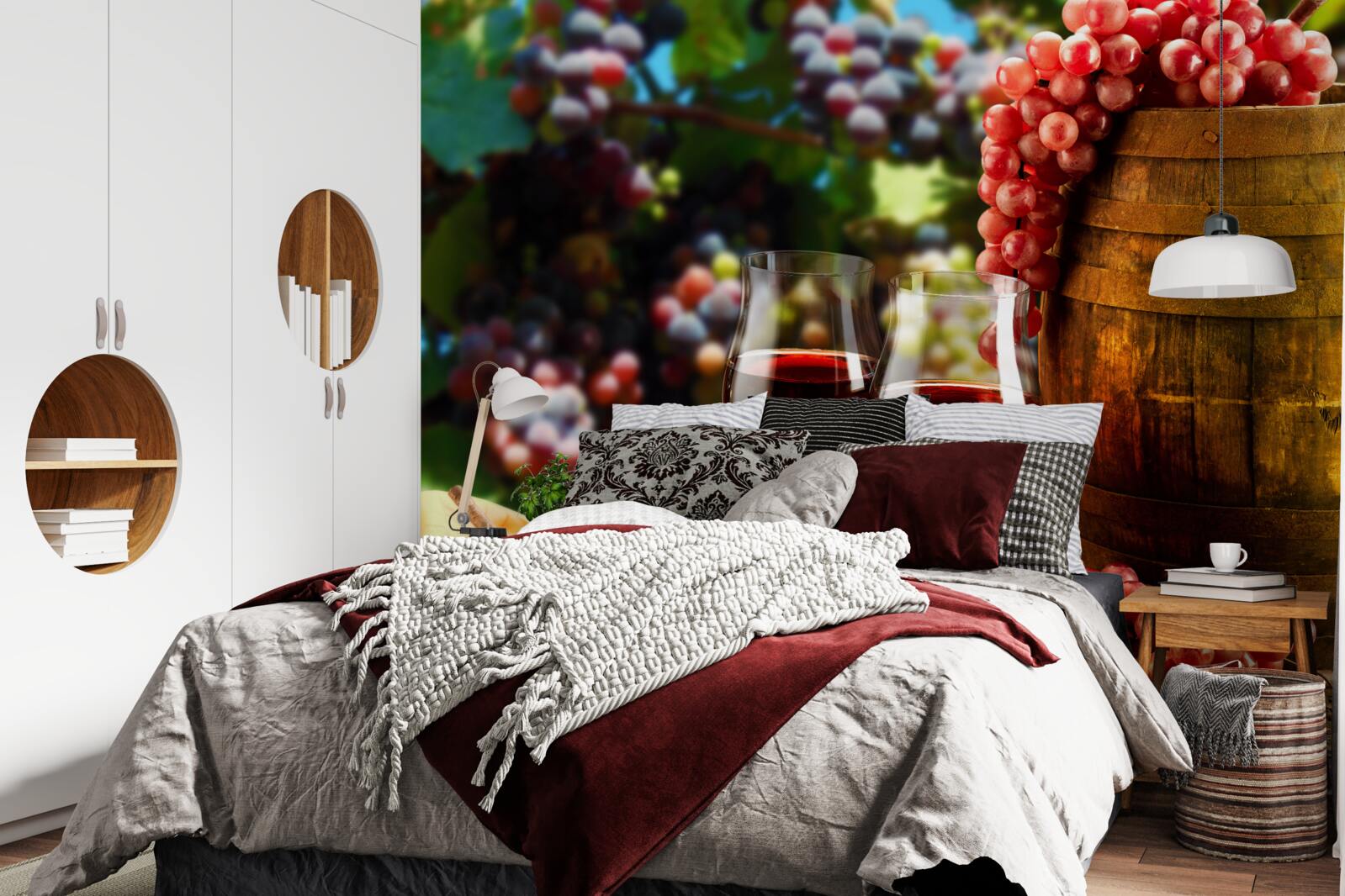 Fotobehang druiventrossen vormen de achtergrond voor wijnglazen gevuld met wijn