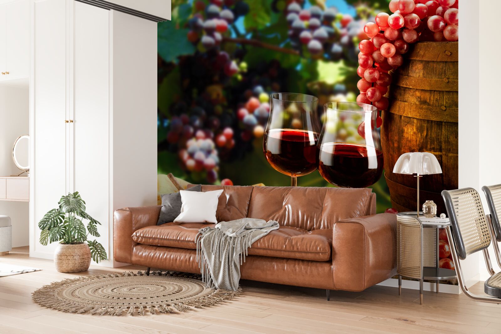 Fotobehang druiventrossen vormen de achtergrond voor wijnglazen gevuld met wijn