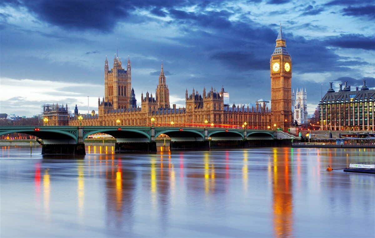 Fotobehang weerspiegeling van het Britse parlement in het water van de rivier