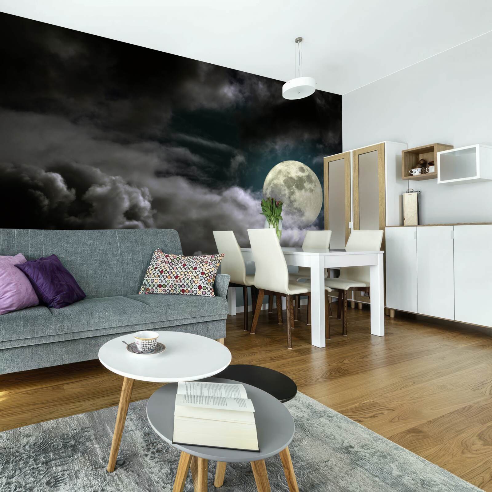 Fotobehang volle maan boven de wolken, die de aandacht trekt met haar schoonheid