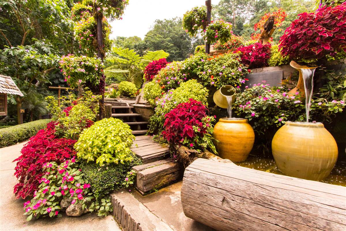 Fotobehang de schoonheid van het landschap gecreëerd door bloemen