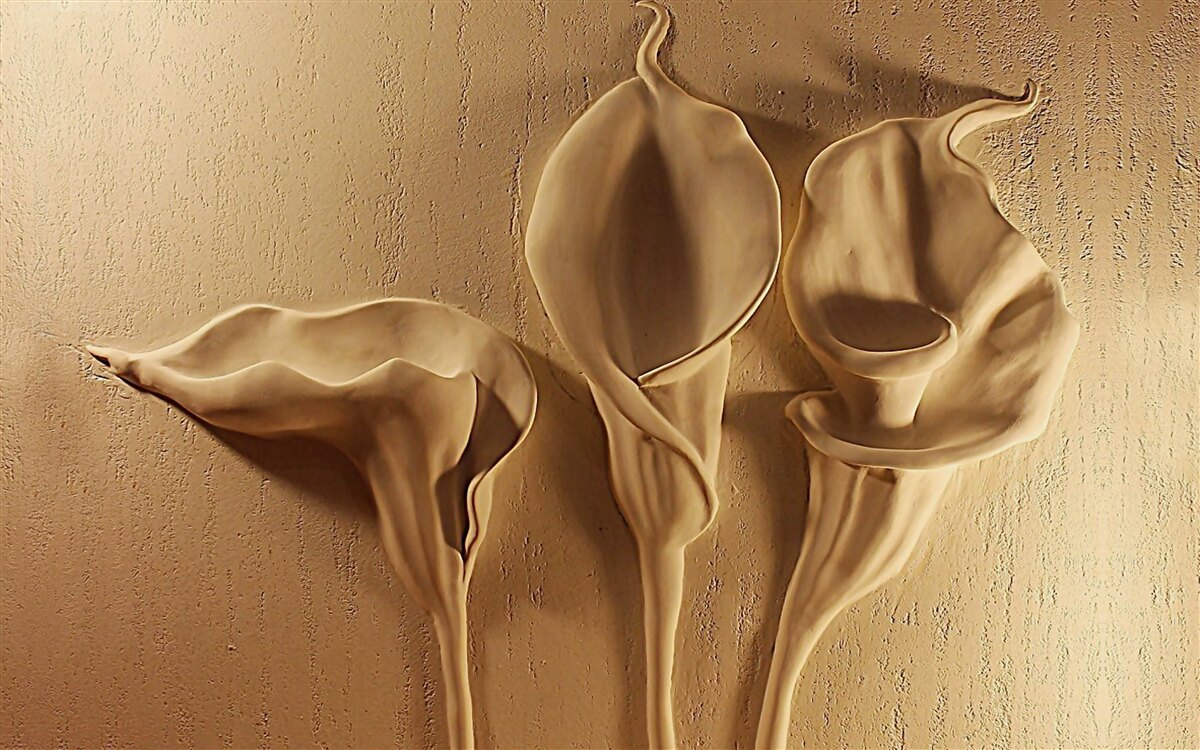 Fotobehang calla lelies van zand op de muur