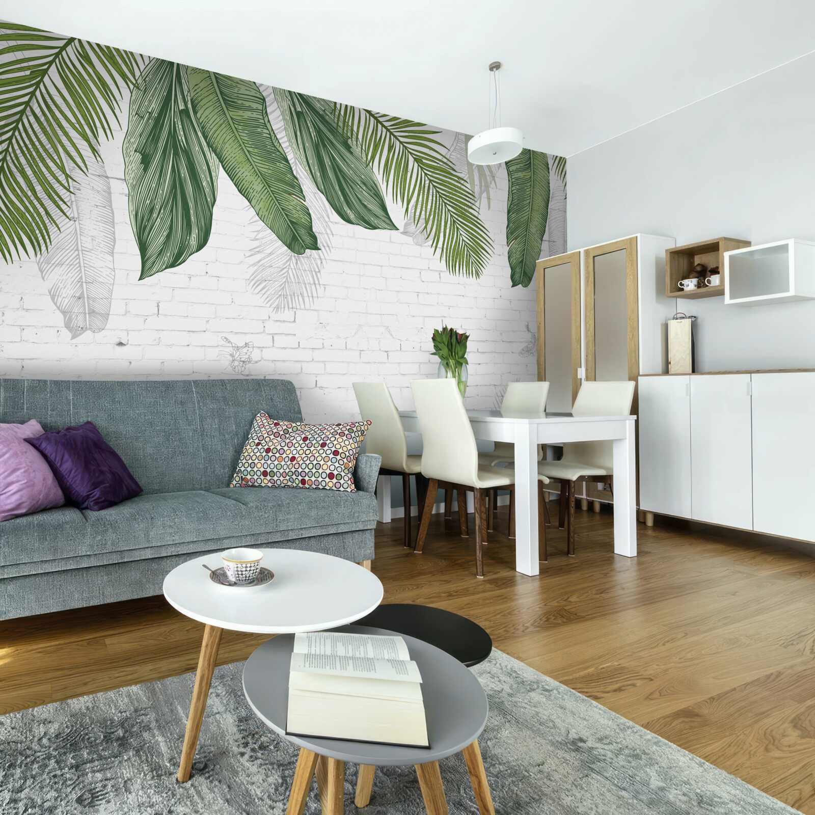 Fotobehang de baksteen grondig bedekt is met groene bladeren