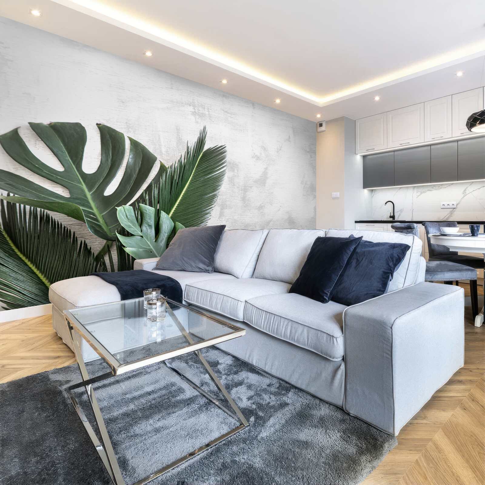 Fotobehang de grijze achtergrond benadrukt het groen van de varens