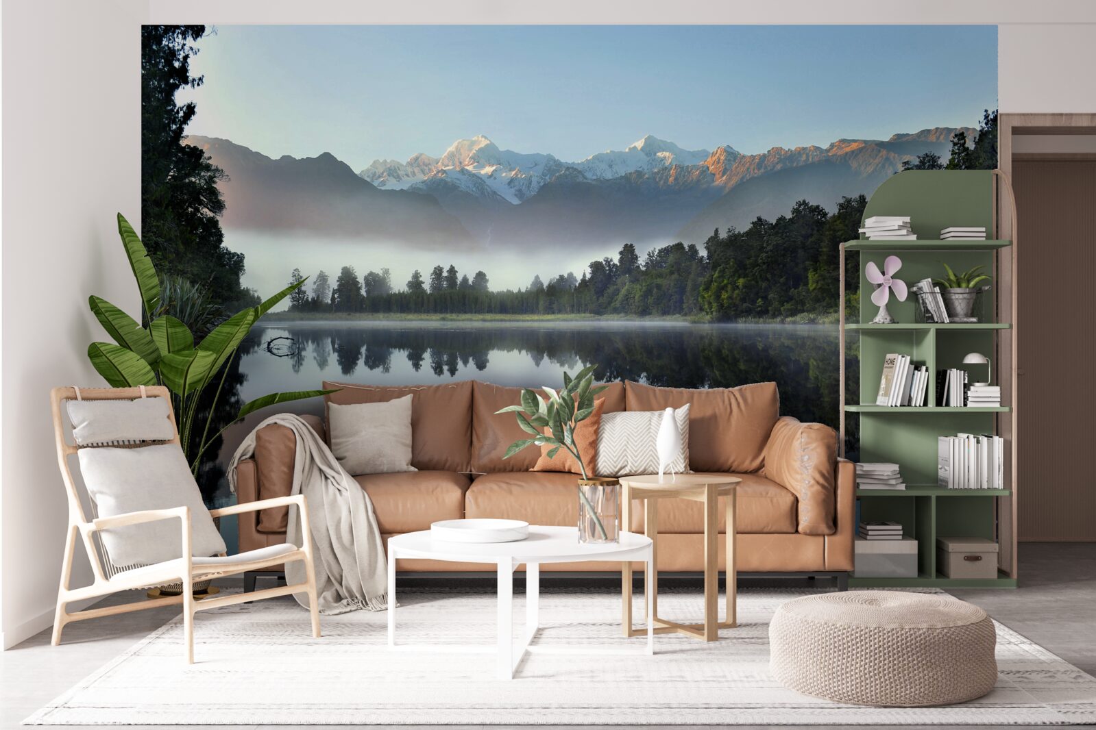 Fotobehang de top van een bergmeer is in mist gehuld