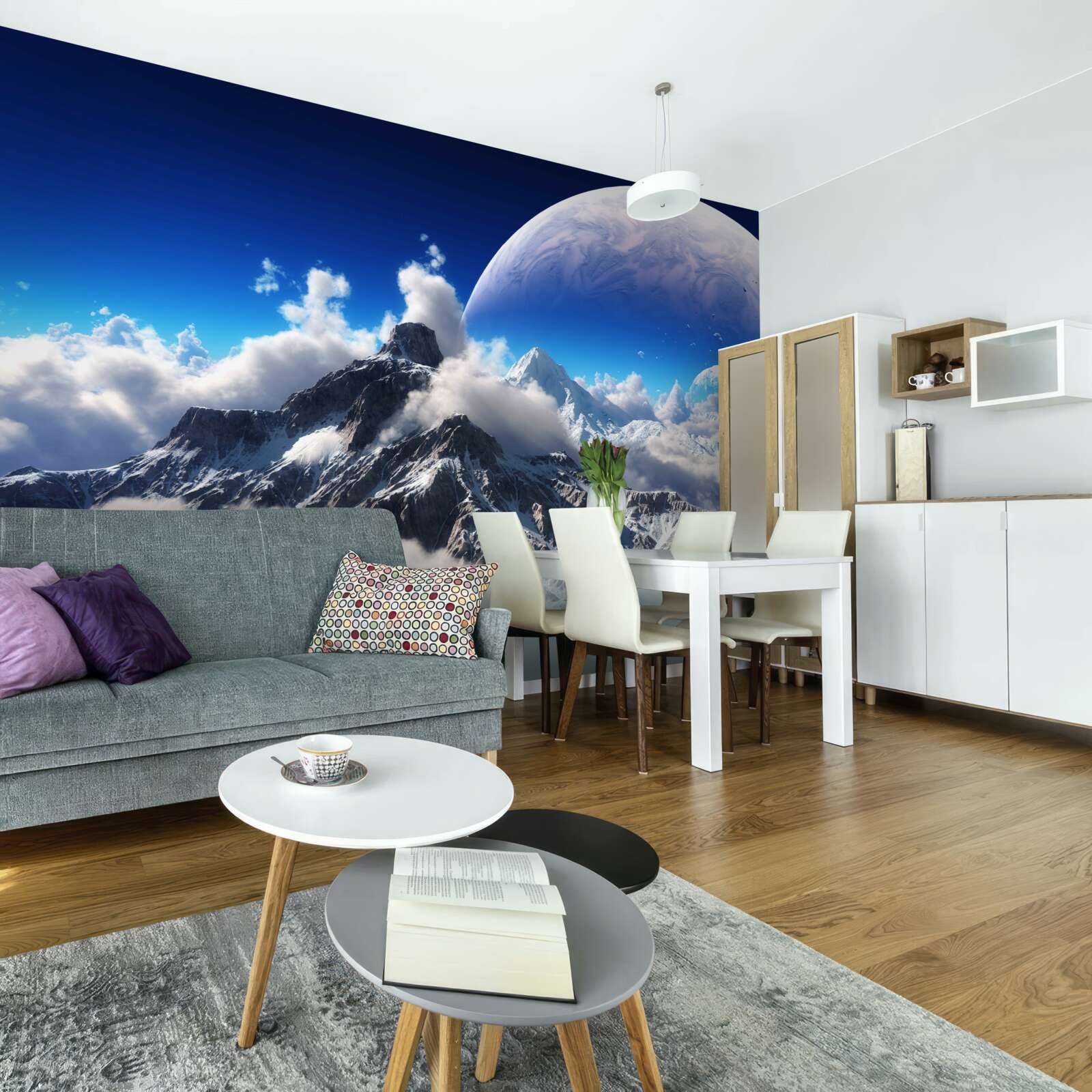 Fotobehang de bewolkte hemel boven de bergen is gevuld met kosmische grootsheid