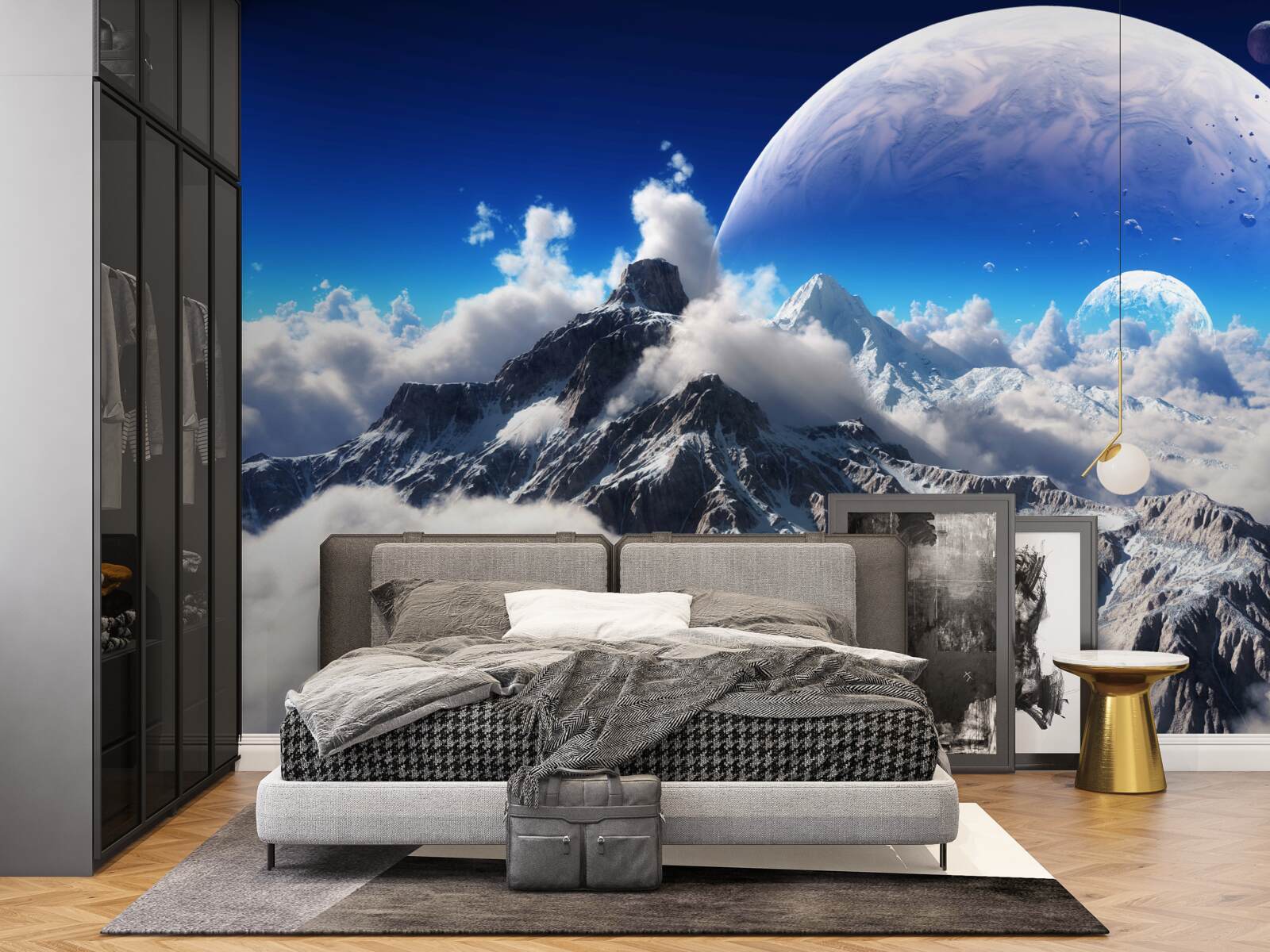 Fotobehang de bewolkte hemel boven de bergen is gevuld met kosmische grootsheid