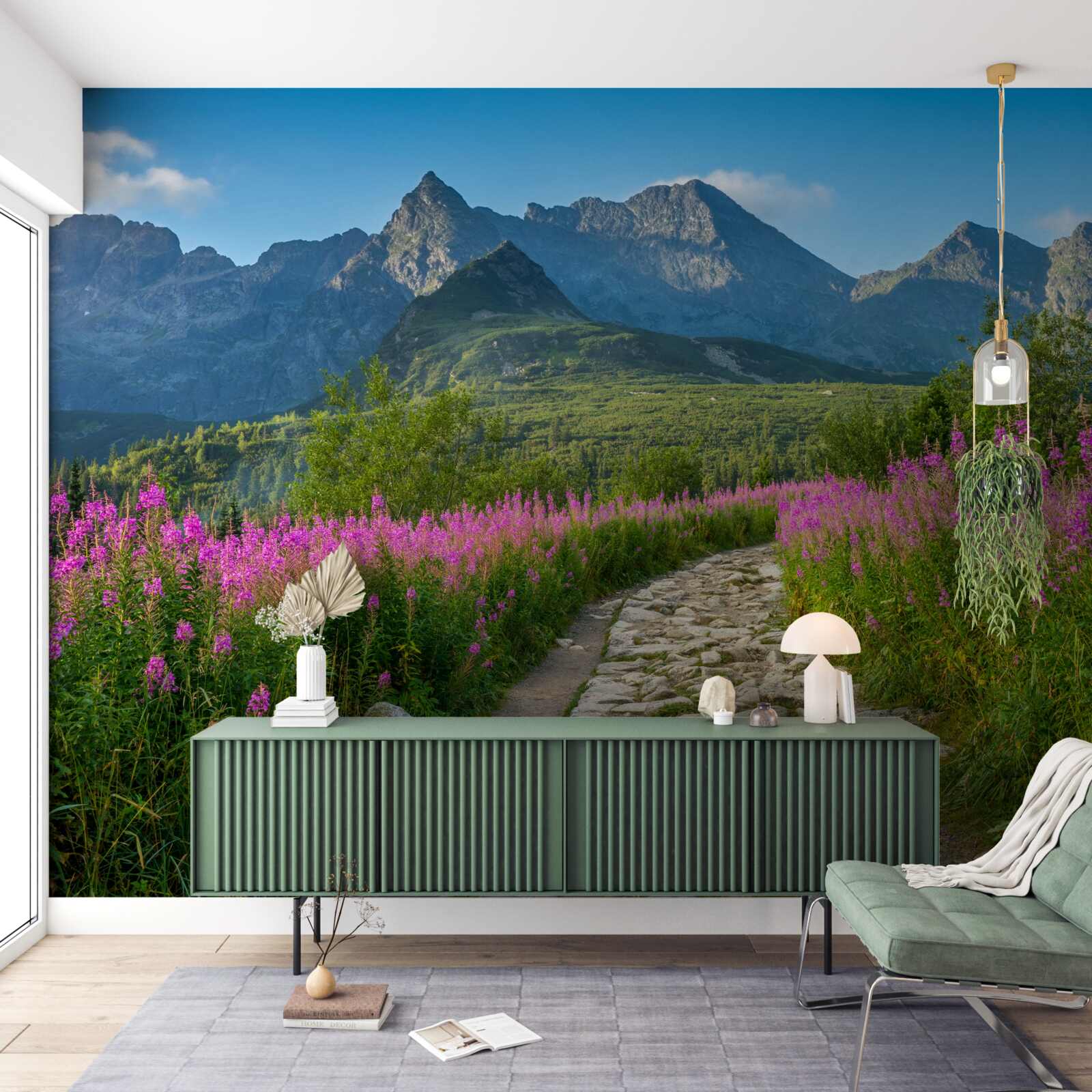 Fotobehang Pad in het midden van een bloeiend veld in een bergachtig gebied