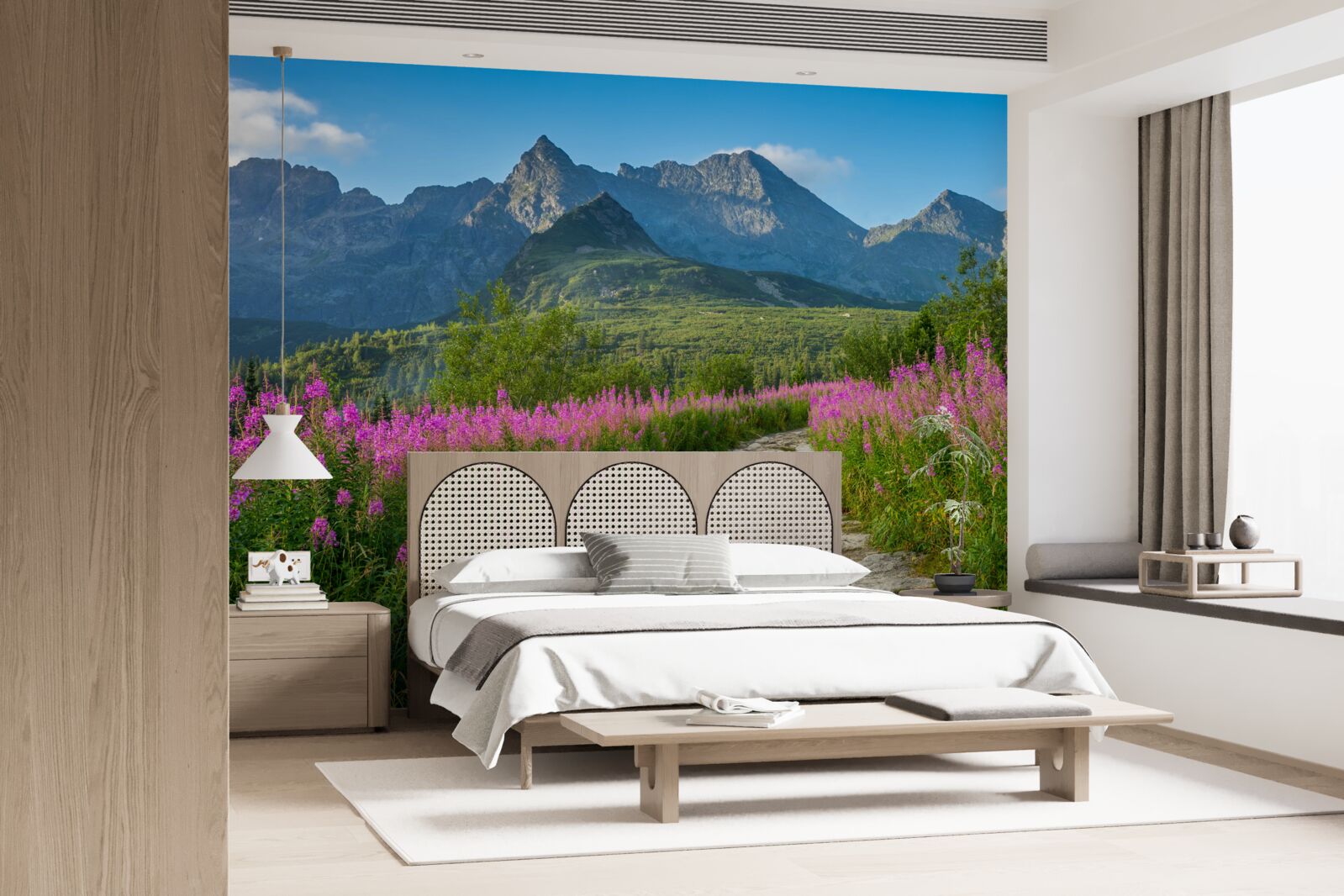 Fotobehang Pad in het midden van een bloeiend veld in een bergachtig gebied