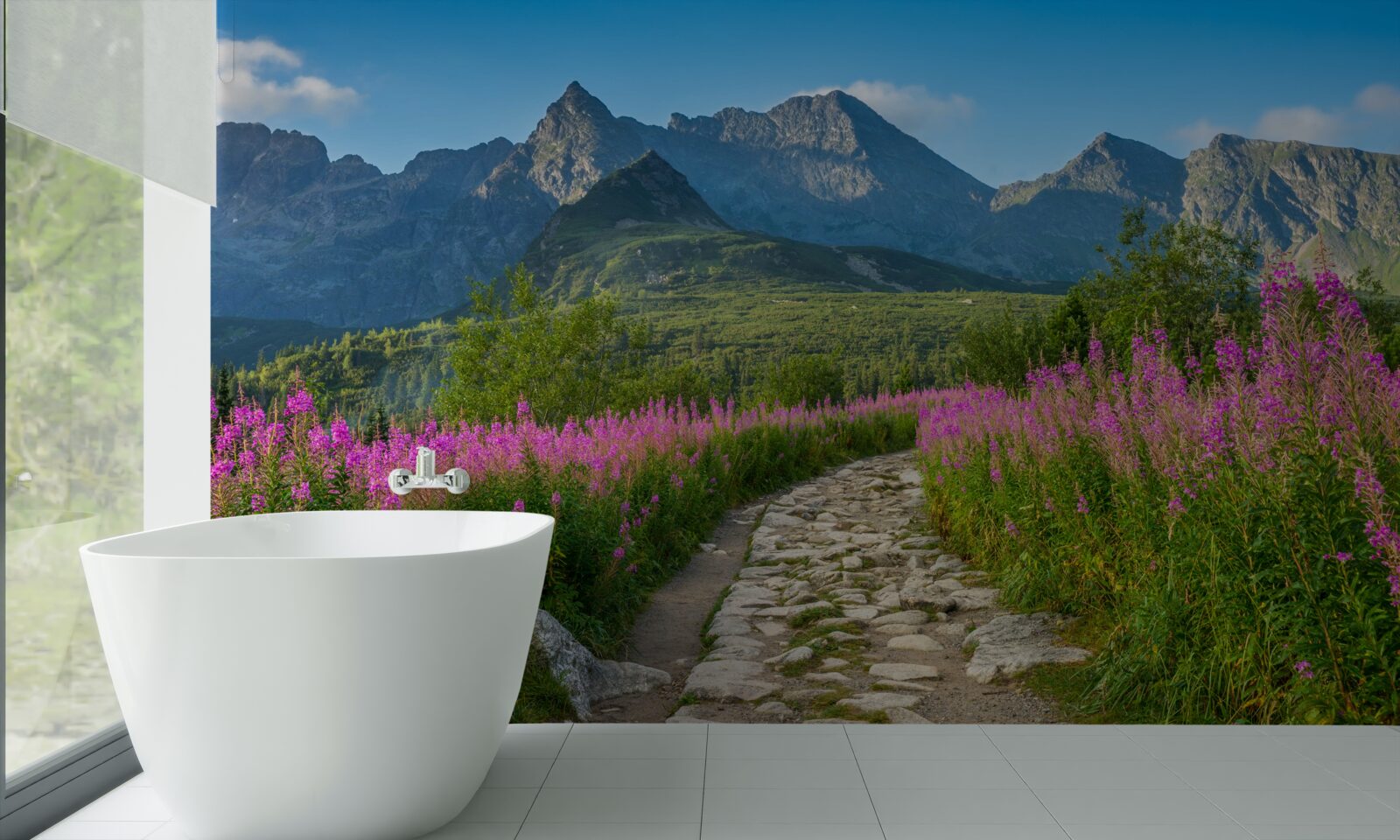 Fotobehang Pad in het midden van een bloeiend veld in een bergachtig gebied