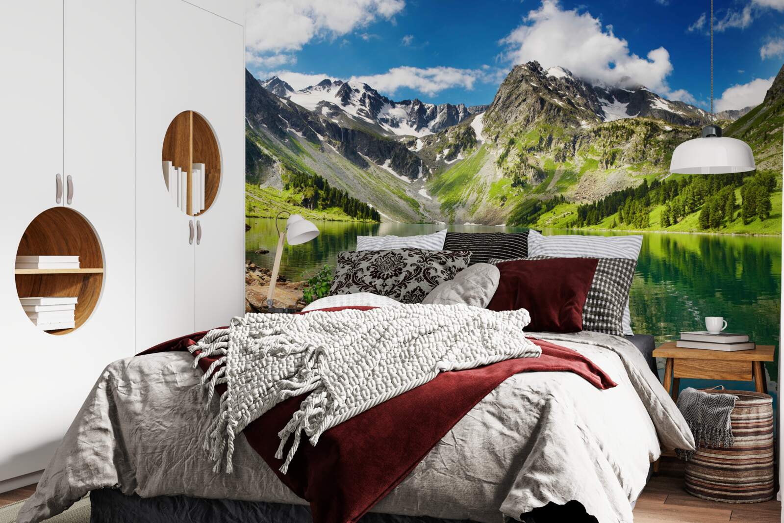 Fotobehang kalm water van een meer in de bergen op een zomerse dag