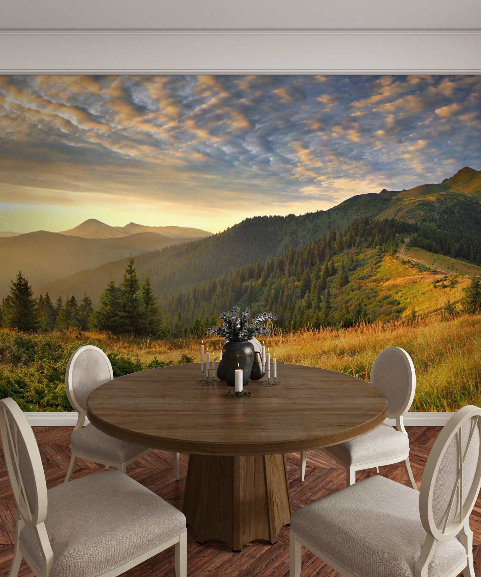 Fotobehang de wolken boven de bergen zijn geschilderd in de warme kleuren van de zonsondergang