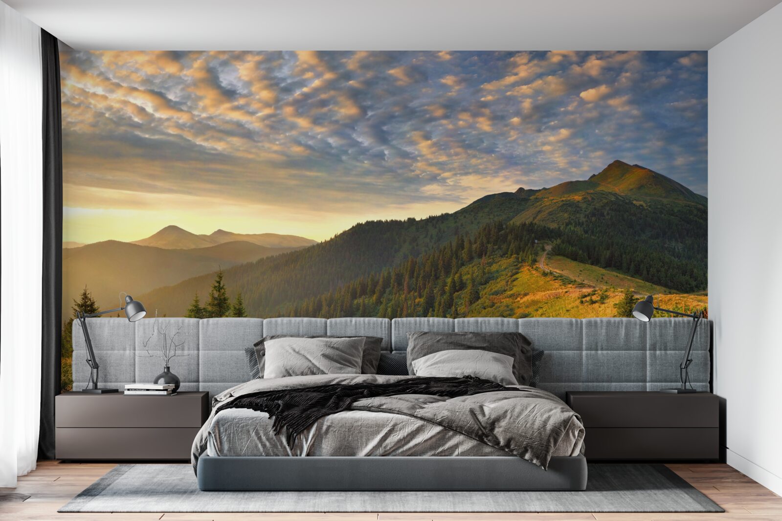 Fotobehang de wolken boven de bergen zijn geschilderd in de warme kleuren van de zonsondergang