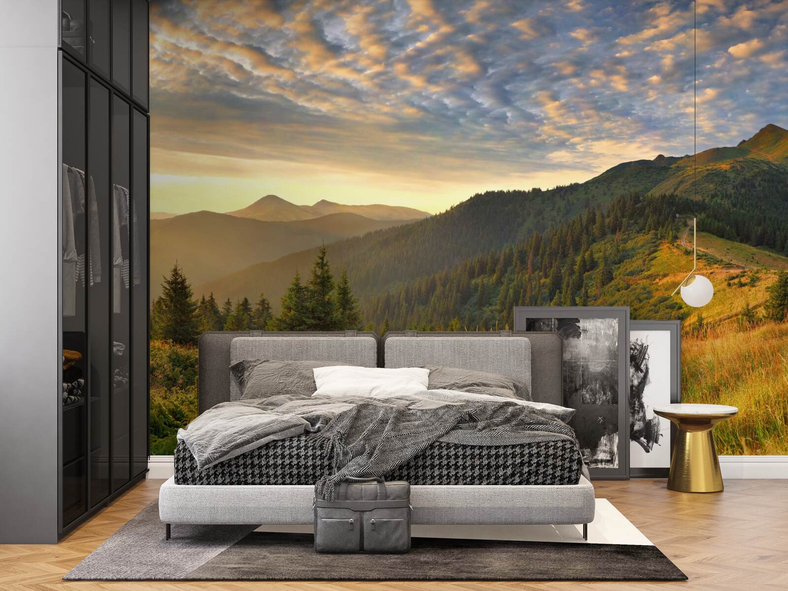 Fotobehang de wolken boven de bergen zijn geschilderd in de warme kleuren van de zonsondergang