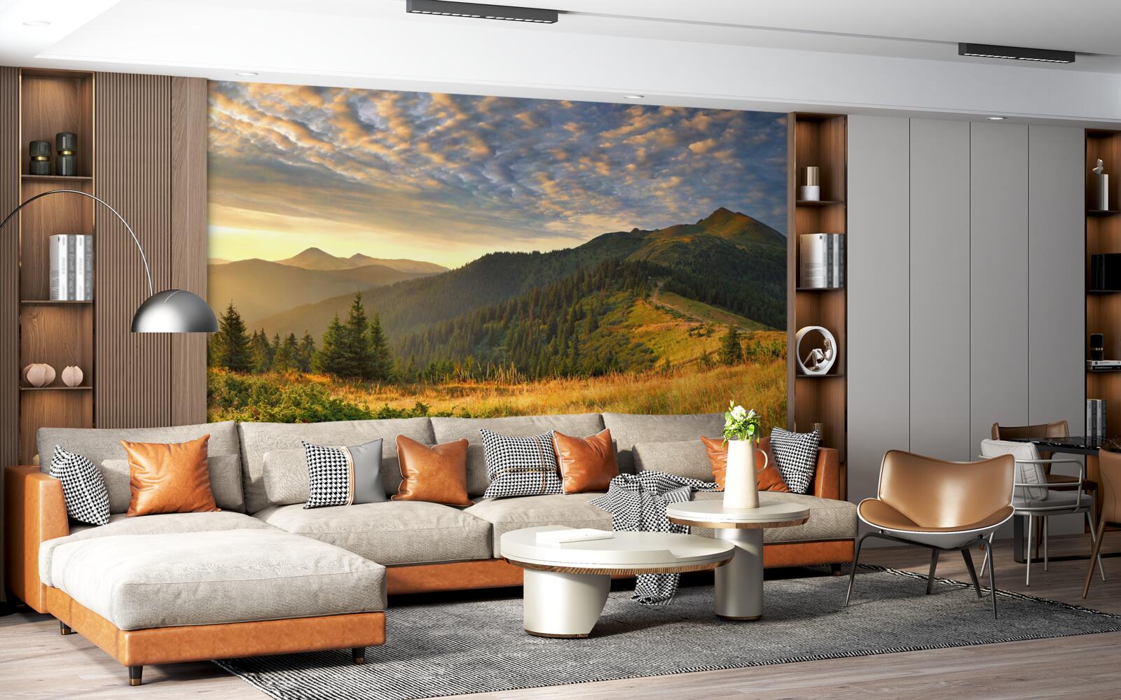 Fotobehang de wolken boven de bergen zijn geschilderd in de warme kleuren van de zonsondergang