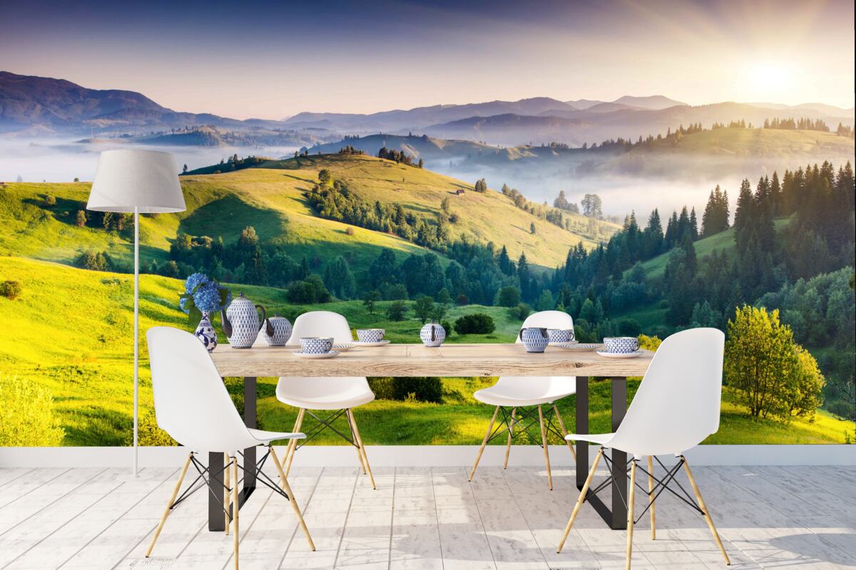 Fotobehang bergweiden komen tot leven in de warme stralen van de dageraad