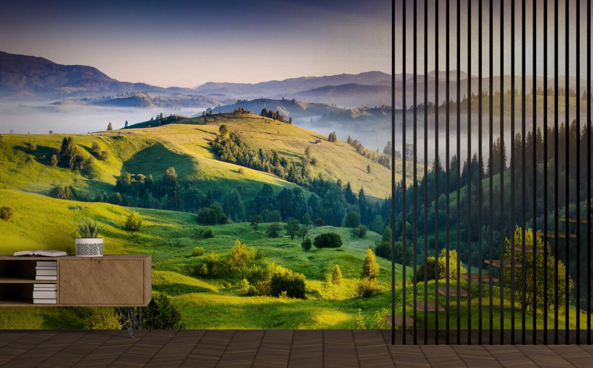 Fotobehang bergweiden komen tot leven in de warme stralen van de dageraad