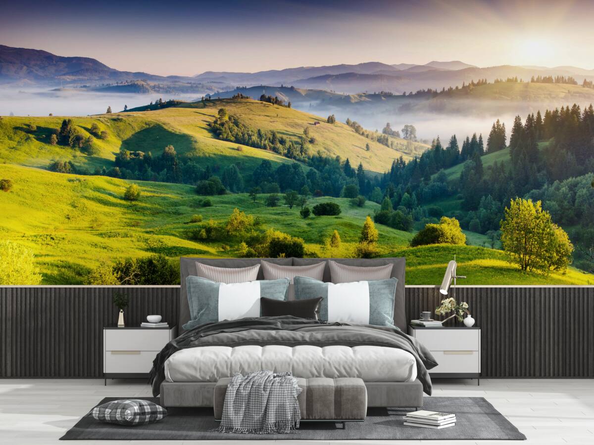 Fotobehang bergweiden komen tot leven in de warme stralen van de dageraad