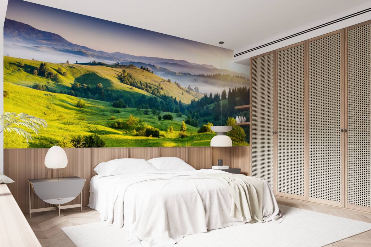 Fotobehang bergweiden komen tot leven in de warme stralen van de dageraad