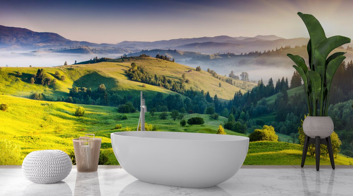 Fotobehang bergweiden komen tot leven in de warme stralen van de dageraad